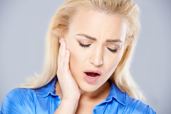 How A Dentist Can Treat A Broken Tooth